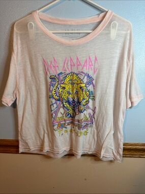 Def Leppard Graphic Band Tee Light Pink Size Women’s Medium
